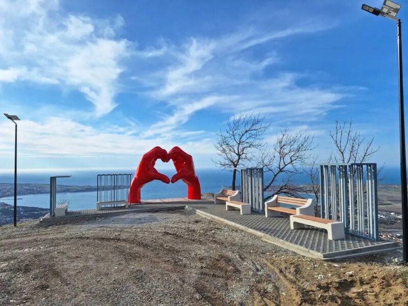 руки в форме сердца в Геленджике
